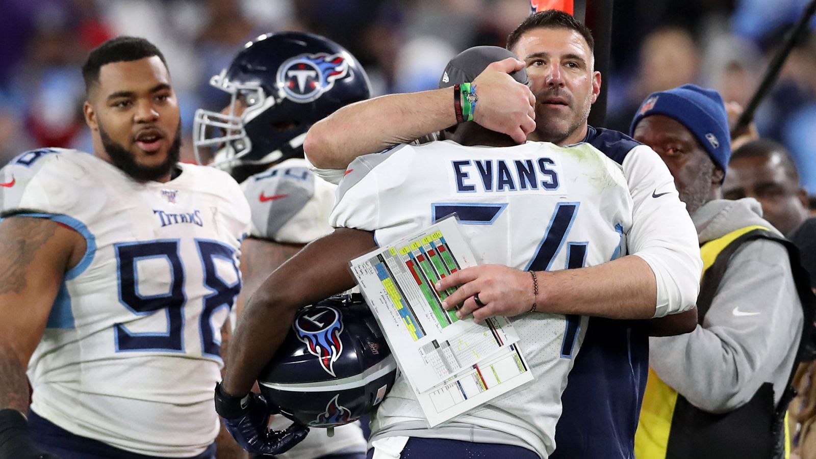 Los jugadores de los Titans celebran la victoria sobre Baltimore.