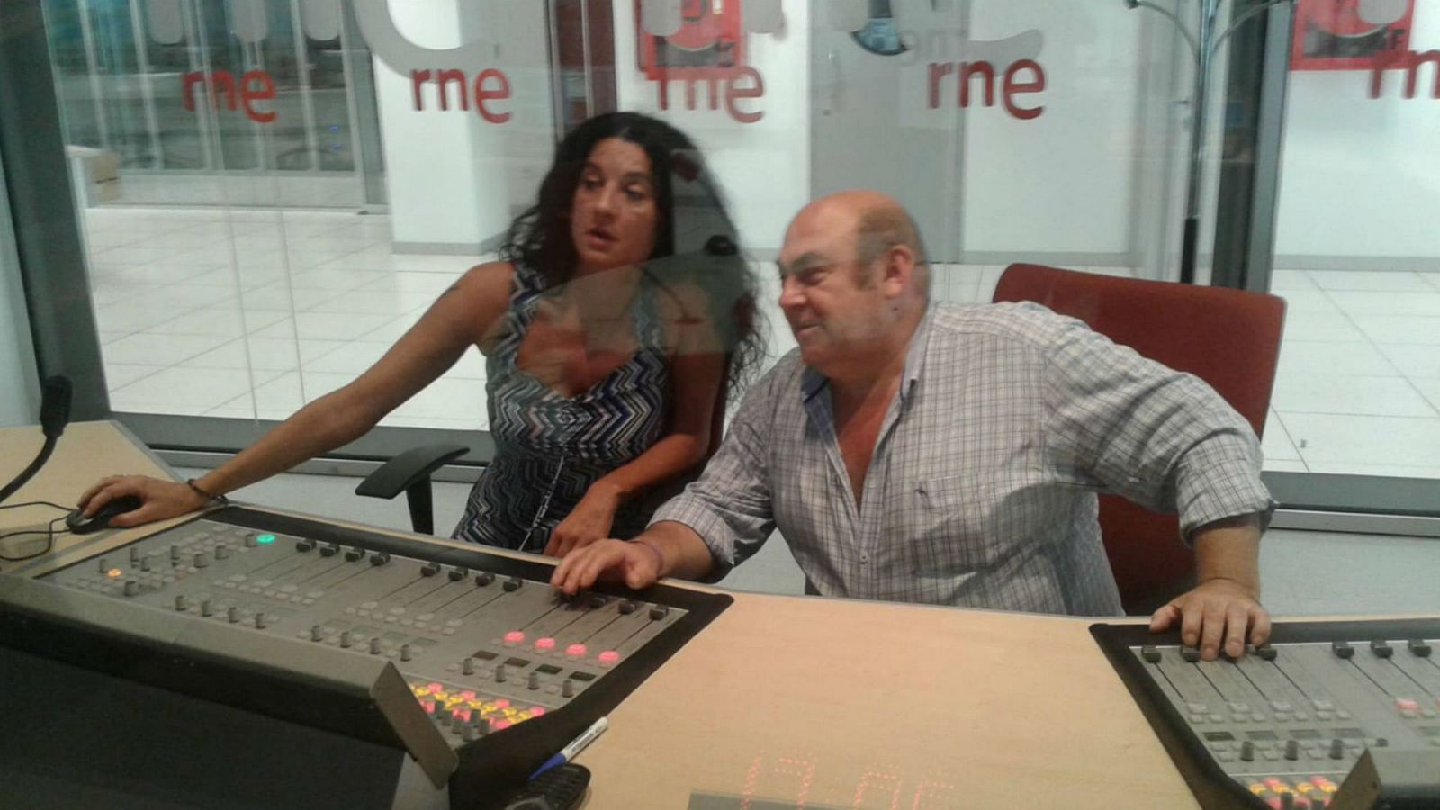 Cristina Sánchez y Paco Fernández durante la grabación de 'Países en conflicto'