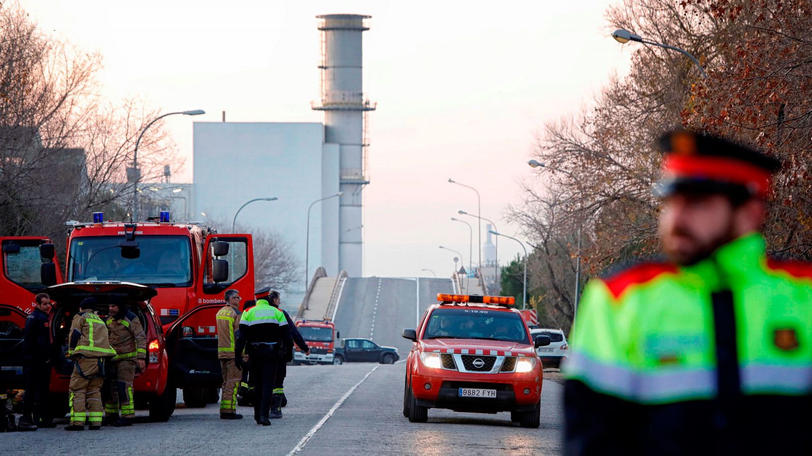 Bomberos y Mossos d'Esquadra a la entrada de la petroquímica de Tarragona donde se ha producido una explosión