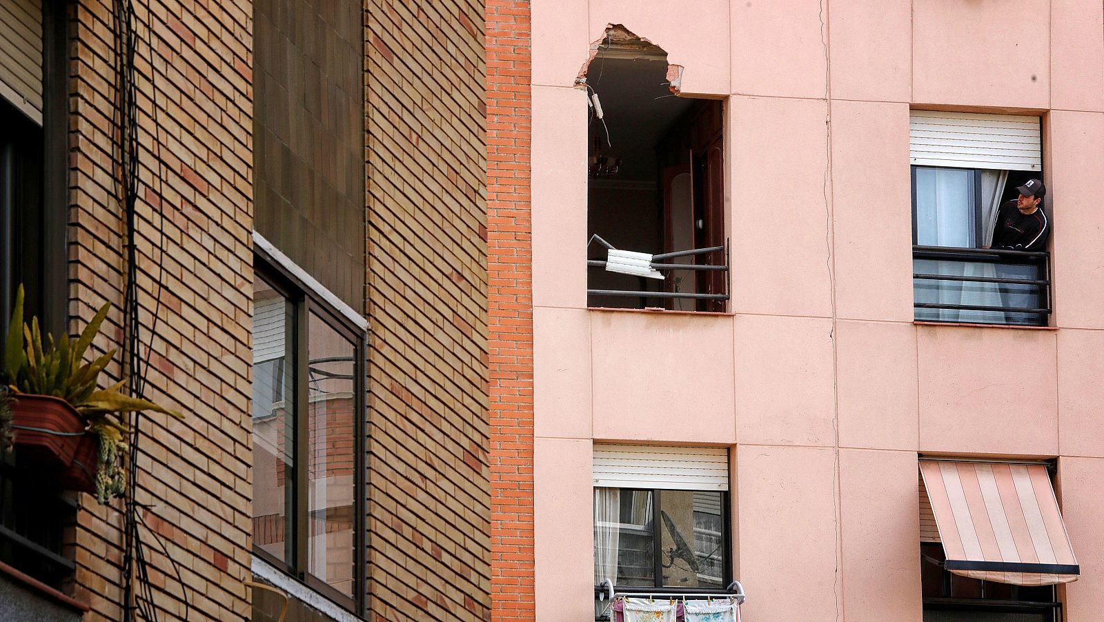 Una Tapa Del Reactor De Tarragona Volo Tres Kilometros Entro Por La Ventana De Un Edificio Y Mato A Un Hombre Rtve Es