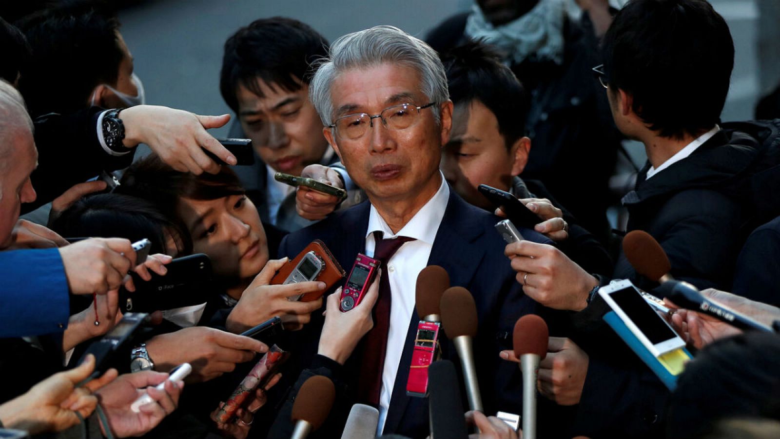 Junichiro Hironaka, el abogado principal de Carlos Ghosn, en una imagen de archivo mientras atendía a la prensa en marzo de 2019.