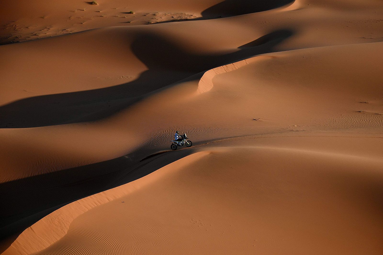 Vista aérea del motociclista Quintanilla, durante una etapa del Dakar 2020 en pleno desierto