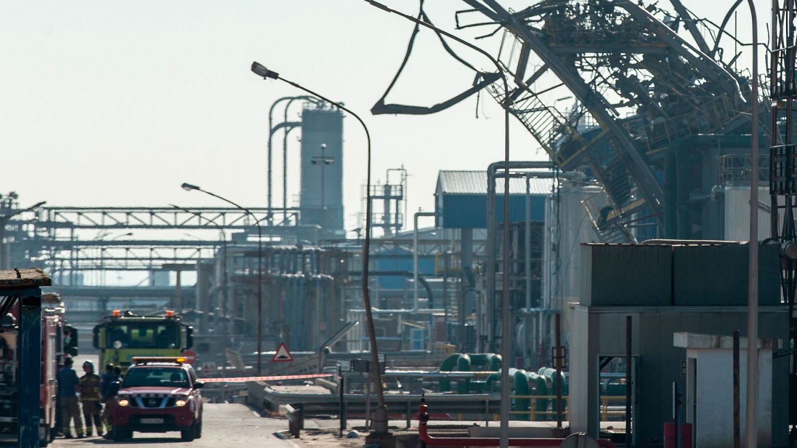 Vista del lugar del accidente en la empresa petroquímica IQOXE en su planta de Tarragona 