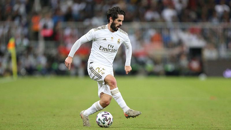 Isco intenta un regate, durante la Supercopa