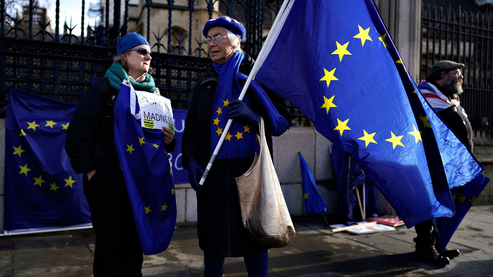 Dos manifestantes proeuropeos ante el Parlamento de Westminster