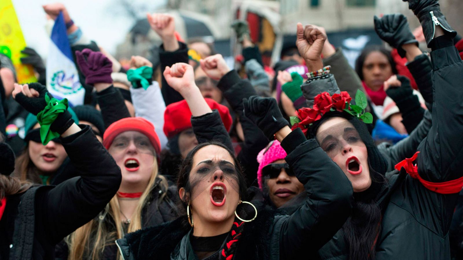 Un grupo de mujeres inspiradas por el grupo feminista chileno Las Tesis bailan durante la IV Marcha anual de mujeres en Washington, Estados Unidos.