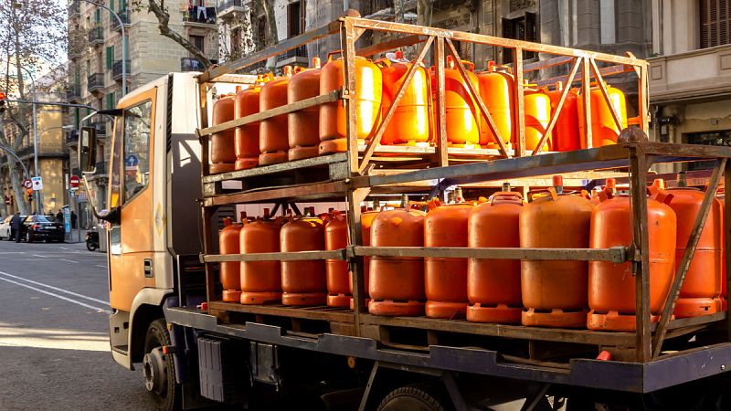 Un camión transporta bombonas de butano