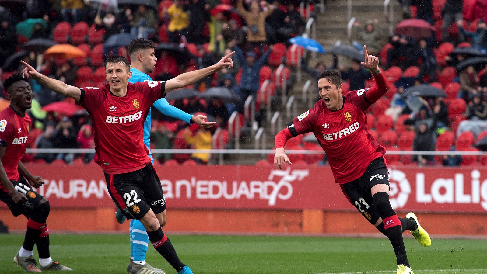 El delantero croata del Mallorca Budimir celebra uno de sus dos tantos ante el Valencia.