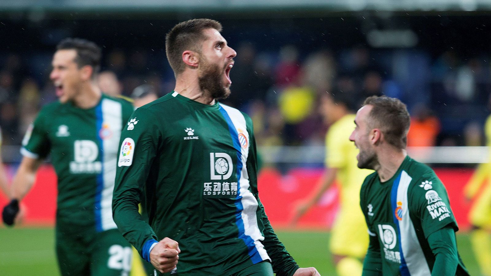 El centrocampista David López (c) del RCD Espanyol celebra su gol frente al Villarreal.