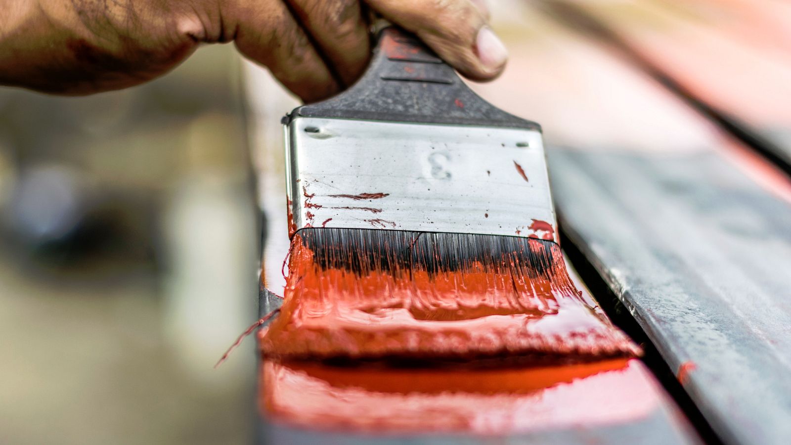 Personas que practican bricolaje como afición se exponen a disolventes orgánicos, colas, pegamentos, barnices o polvo de madera, "con el agravante de que muchas lo hacen durante años, sin ninguna protección".