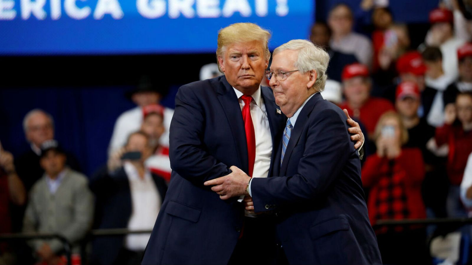El senador Mitch McConnell abraza al presidente de Estados Unidos, Donald Trump, en un evento en Lexington, Kentucky.