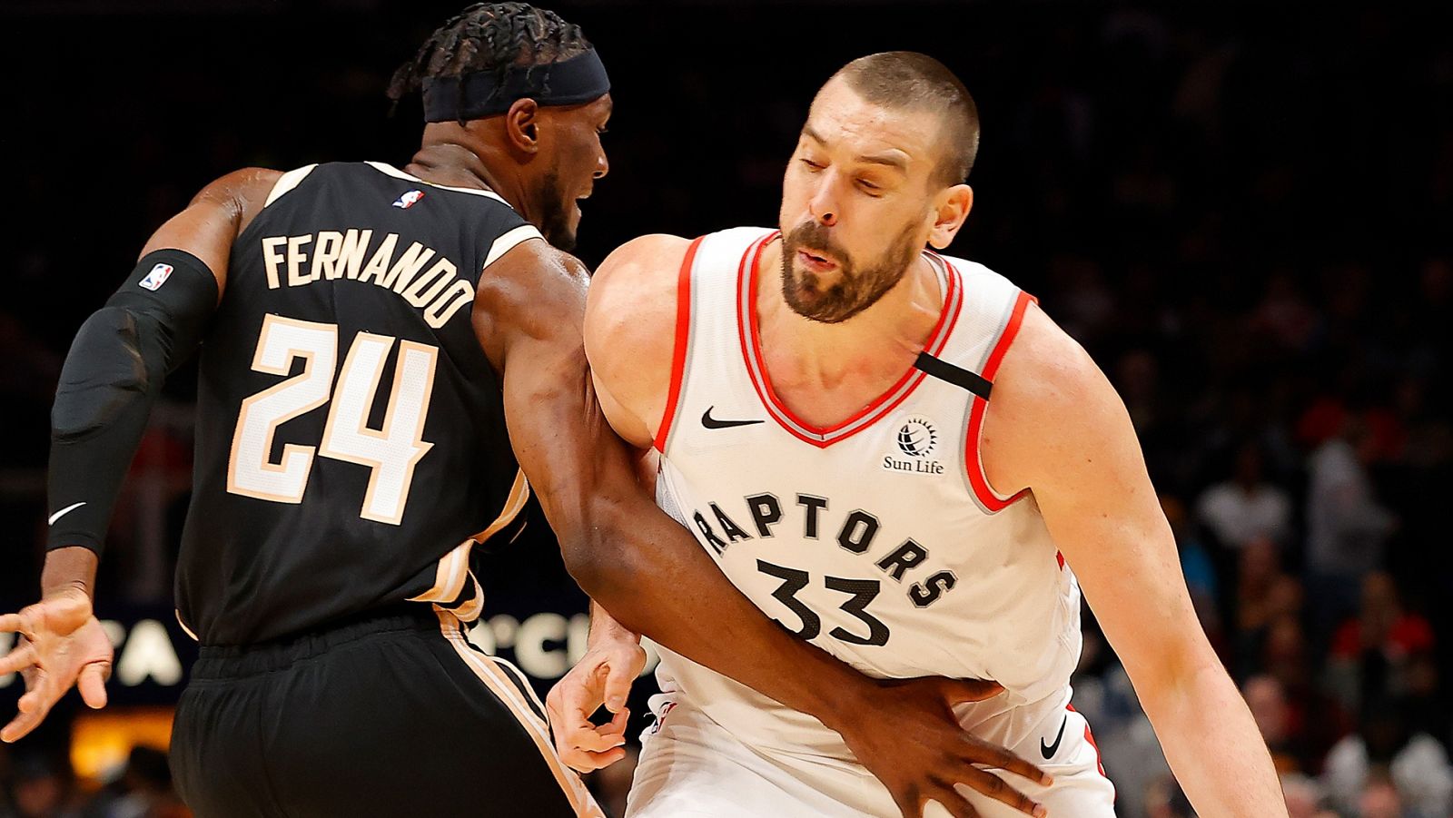 Marc Gasol (d), en acción frente a Bruno Fernando en el partido Hawks - Raptors.