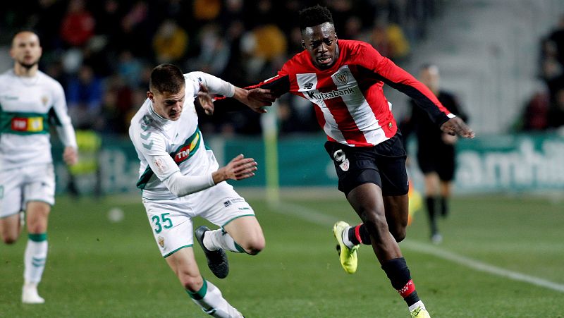 El delantero español del Athletic Club de Bilbao IñakI Williams (d) pelea un balón con el Nacho Pastor, defensa español del Elche CF, este miércoles, en el partido de Copa del Rey 