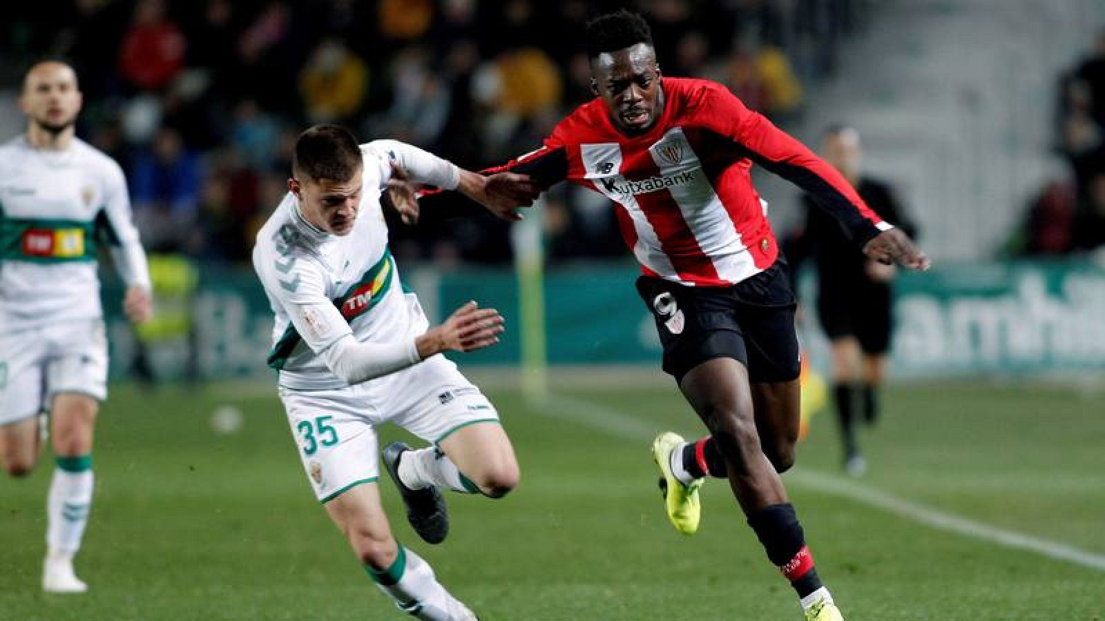 El delantero español del Athletic Club de Bilbao IñakI Williams (d) pelea un balón con el Nacho Pastor, defensa español del Elche CF, este miércoles, en el partido de Copa del Rey 