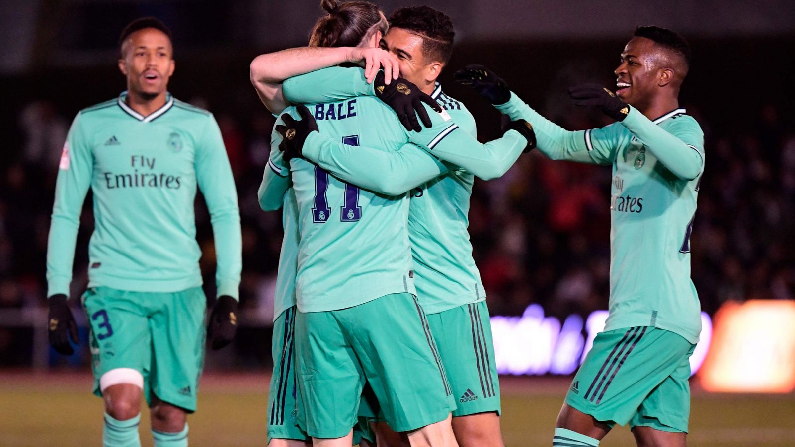 Gareth Bale es abrazado por sus compañeros tras marcar el 0-1 ante Unionistas.