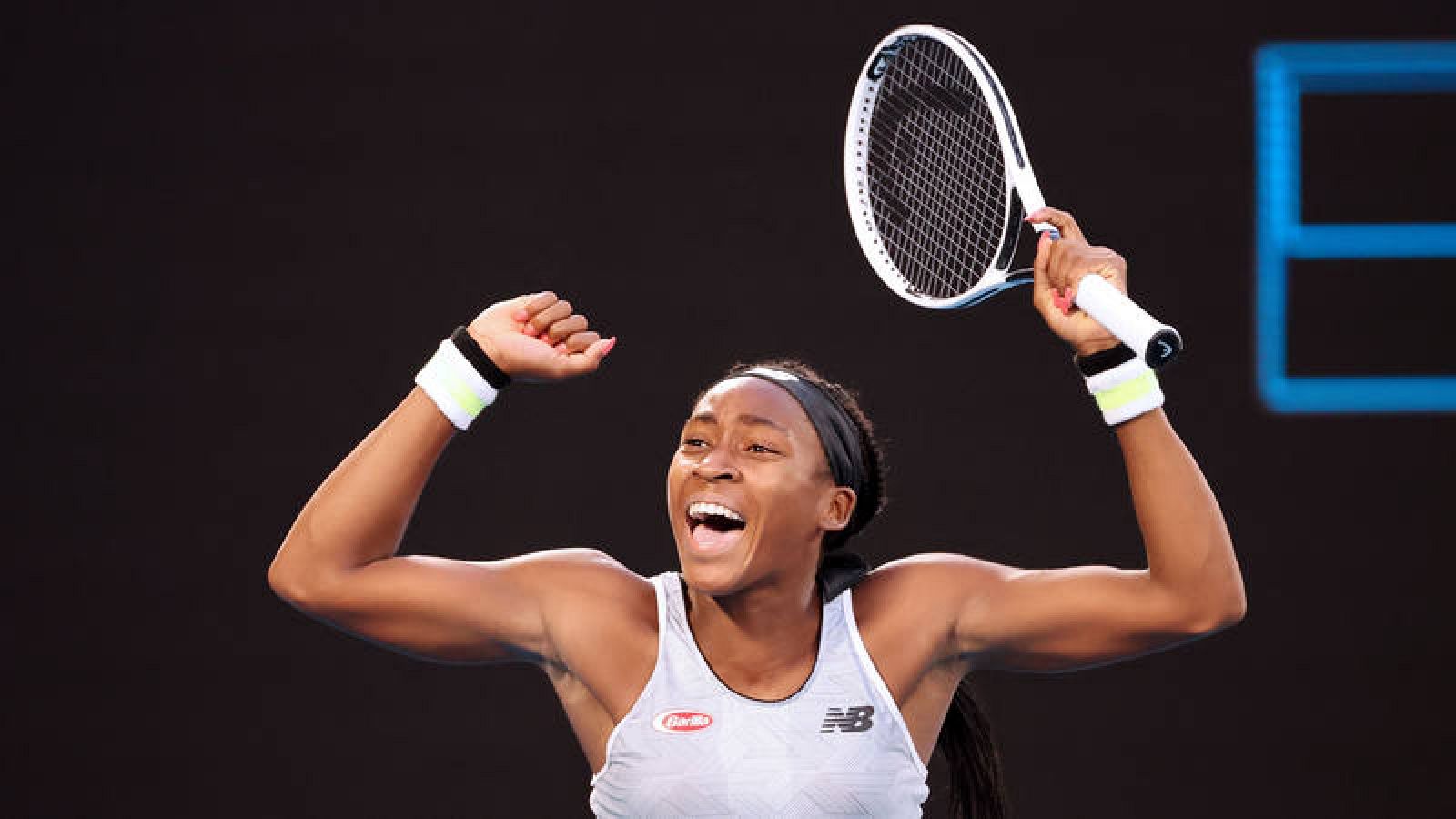 La joven tenista estadounidense Coco Gauff celebra su victoria ante la japonesa Naomi Osaka en Melbourne. 