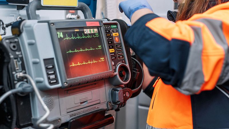 Un desfibrilador en una ambulancia