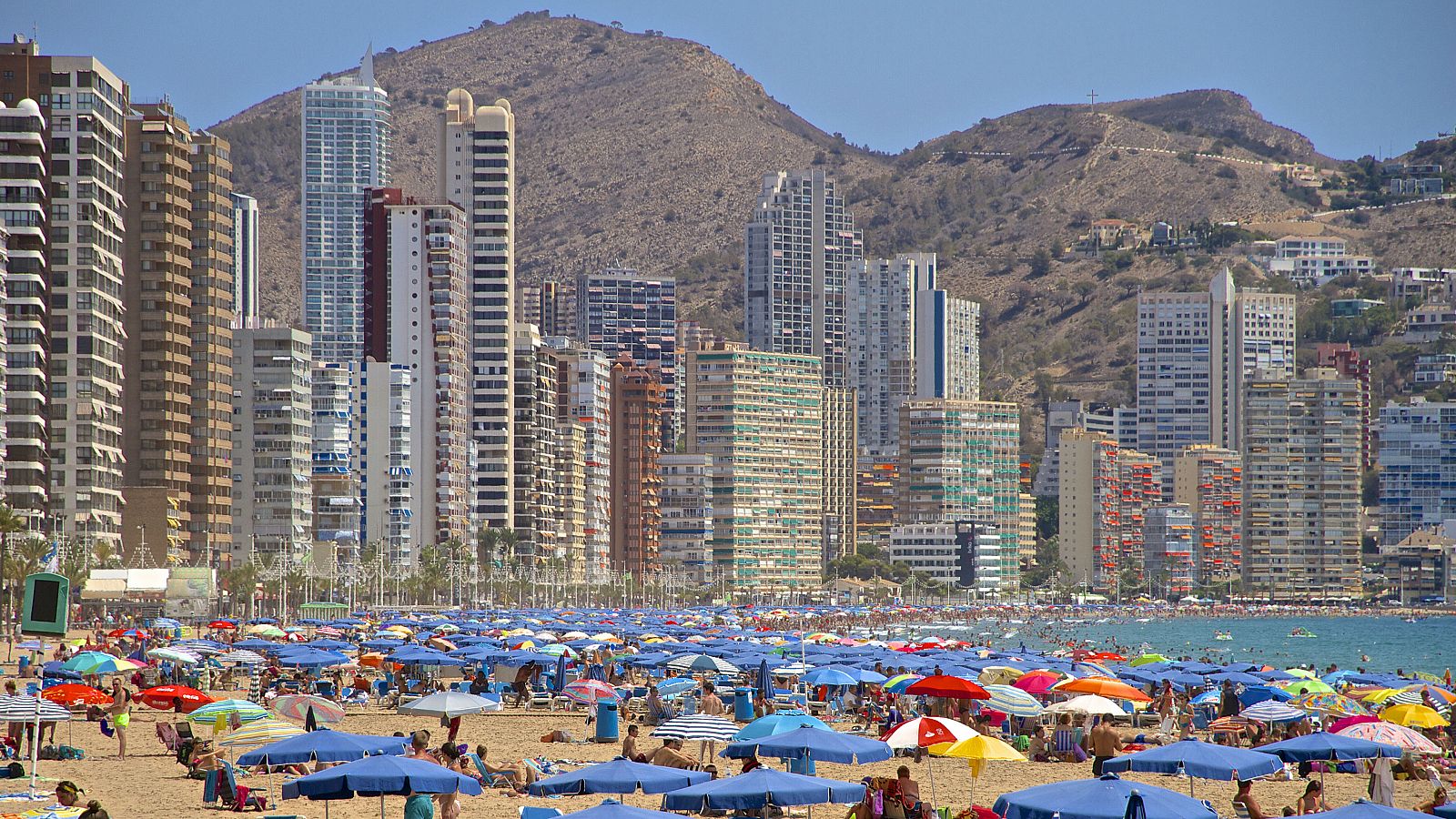 La playa de Benidorm (Alicante), repleta de turistas, en una imagen de archivo. 