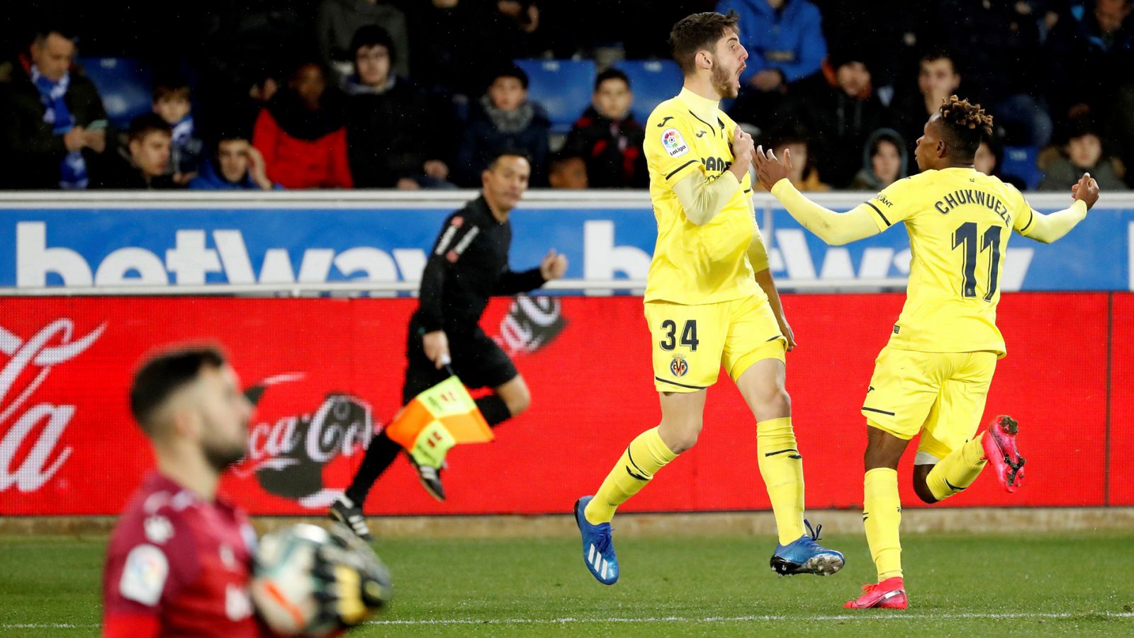 El delantero Fernando NIño (i) celebra el gol de la victoria en el partido ante el Deportivo Alavés.