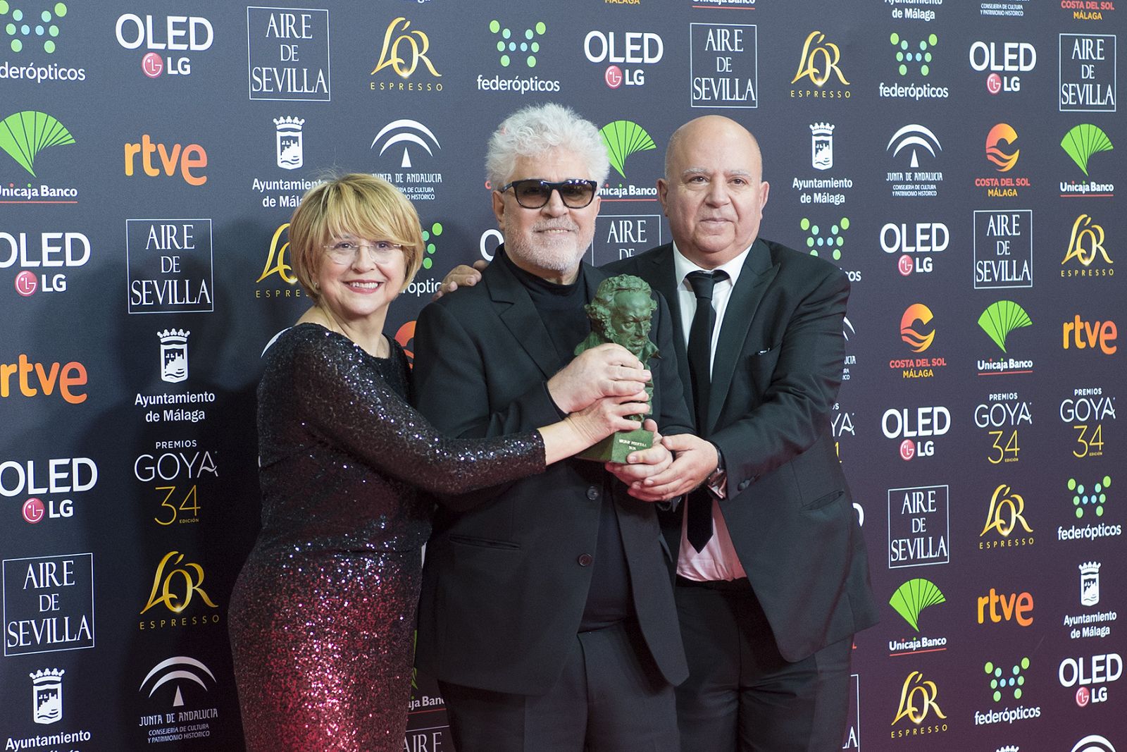 'Dolor y gloria', mejor película: Almodóvar con su hermano Agustín y Esther García, productores