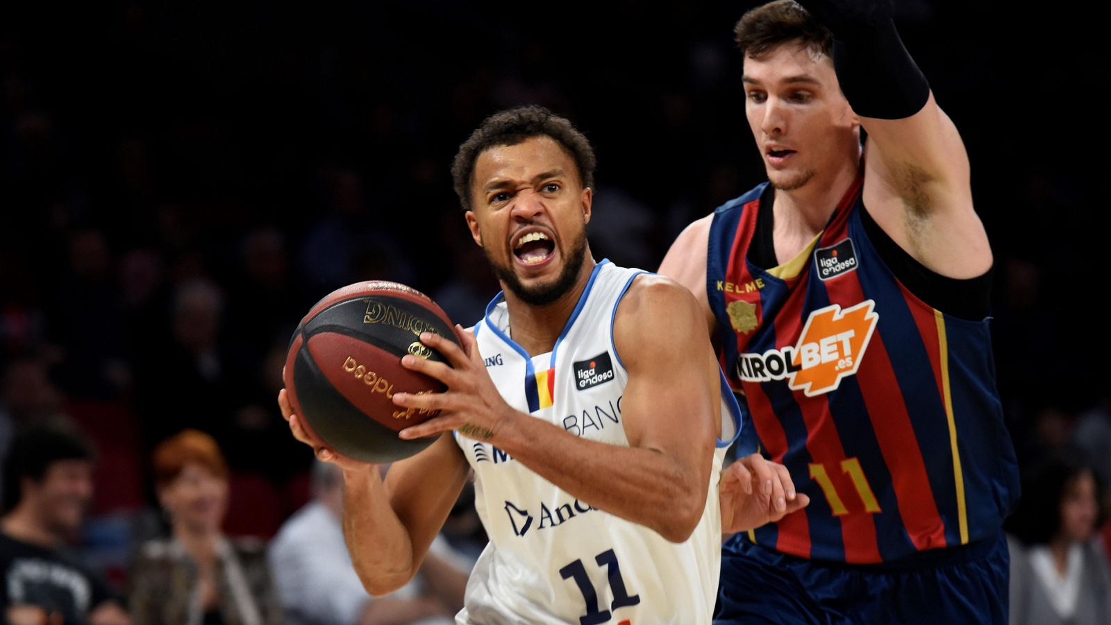 El jugador del Andorra Clevin Hannah (i), en acción frente al jugador del Baskonia Matt Janning.