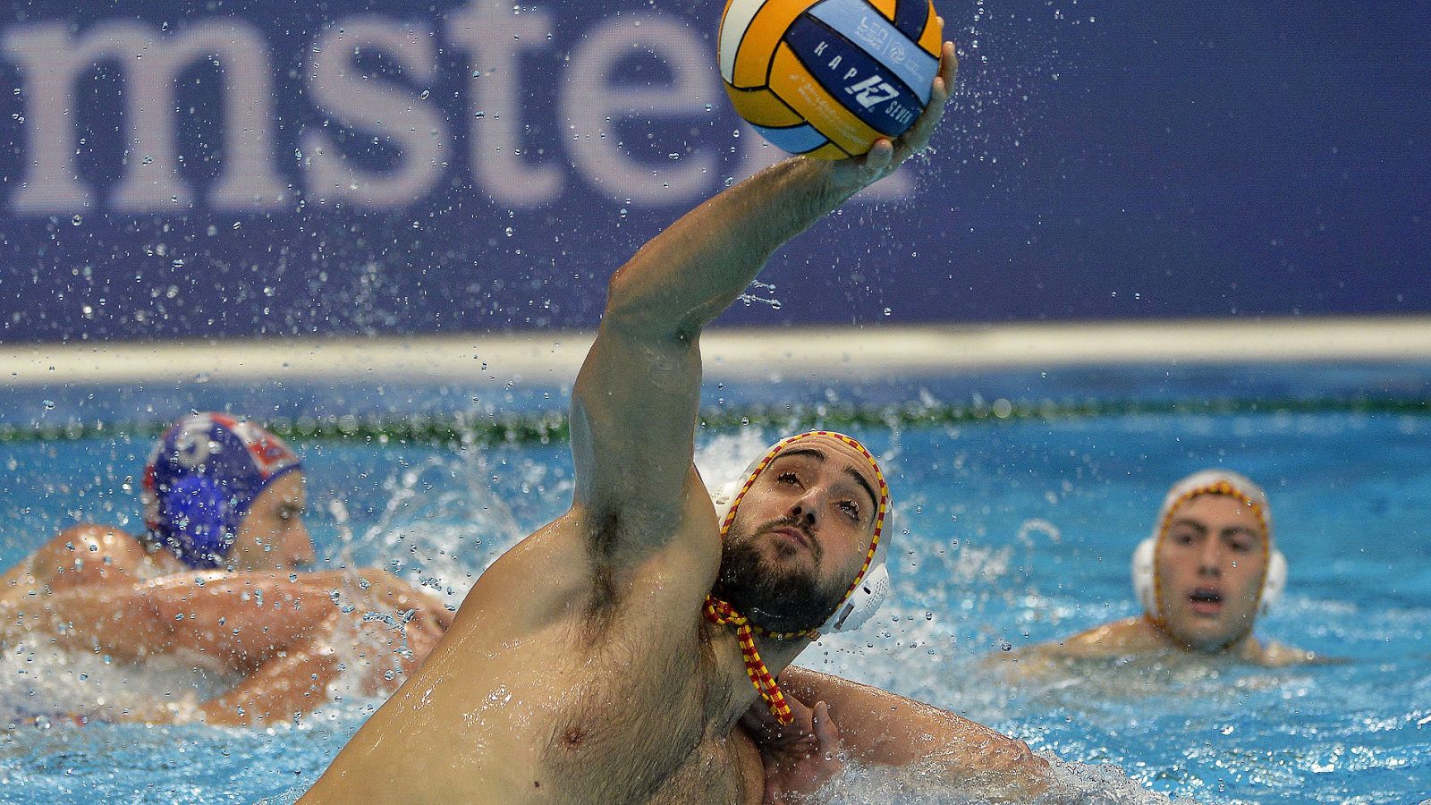 El español Marc Larumbe, en un partido del Europeo de waterpolo.