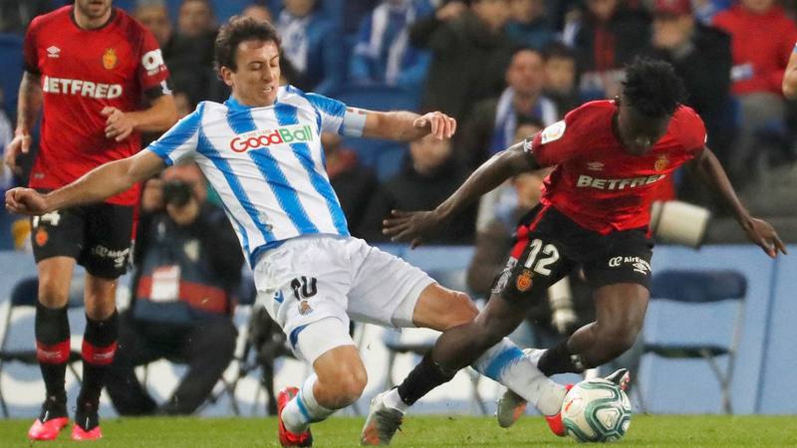  El centrocampista de la Real Sociedad, Mikel Oyarzabal (i), disputa el balón ante el jugador ghanés del RCD Mallorca, Iddrisu Baba