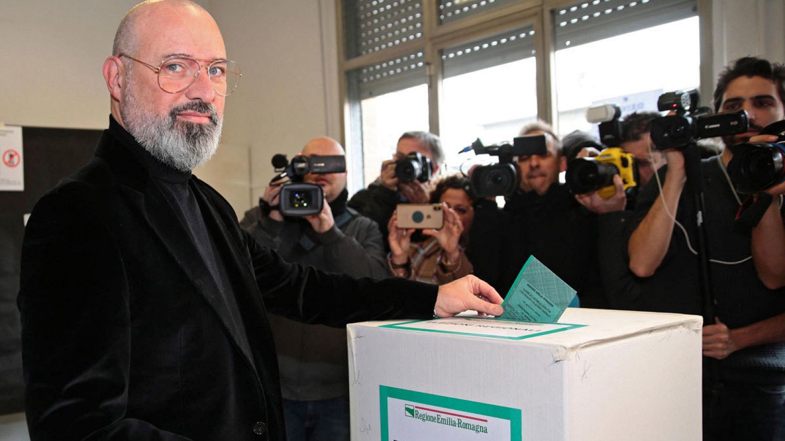 El candidato del Partido Democrata Stefano Bonaccini vota en un colegio electoral de Emilia-Romaña