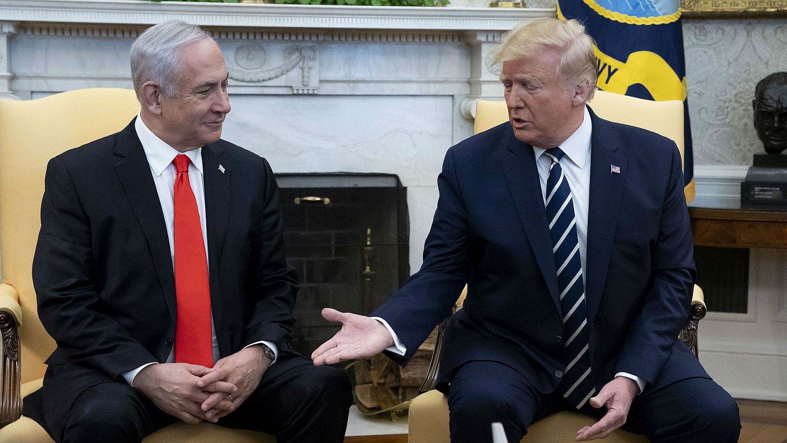 El presidente de los Estados Unidos Donald Trump extiende la mano al primer ministro israelí Benjamin Netanyahu, durante su reunión en el Despacho Oval de la Casa Blanca en Washington.