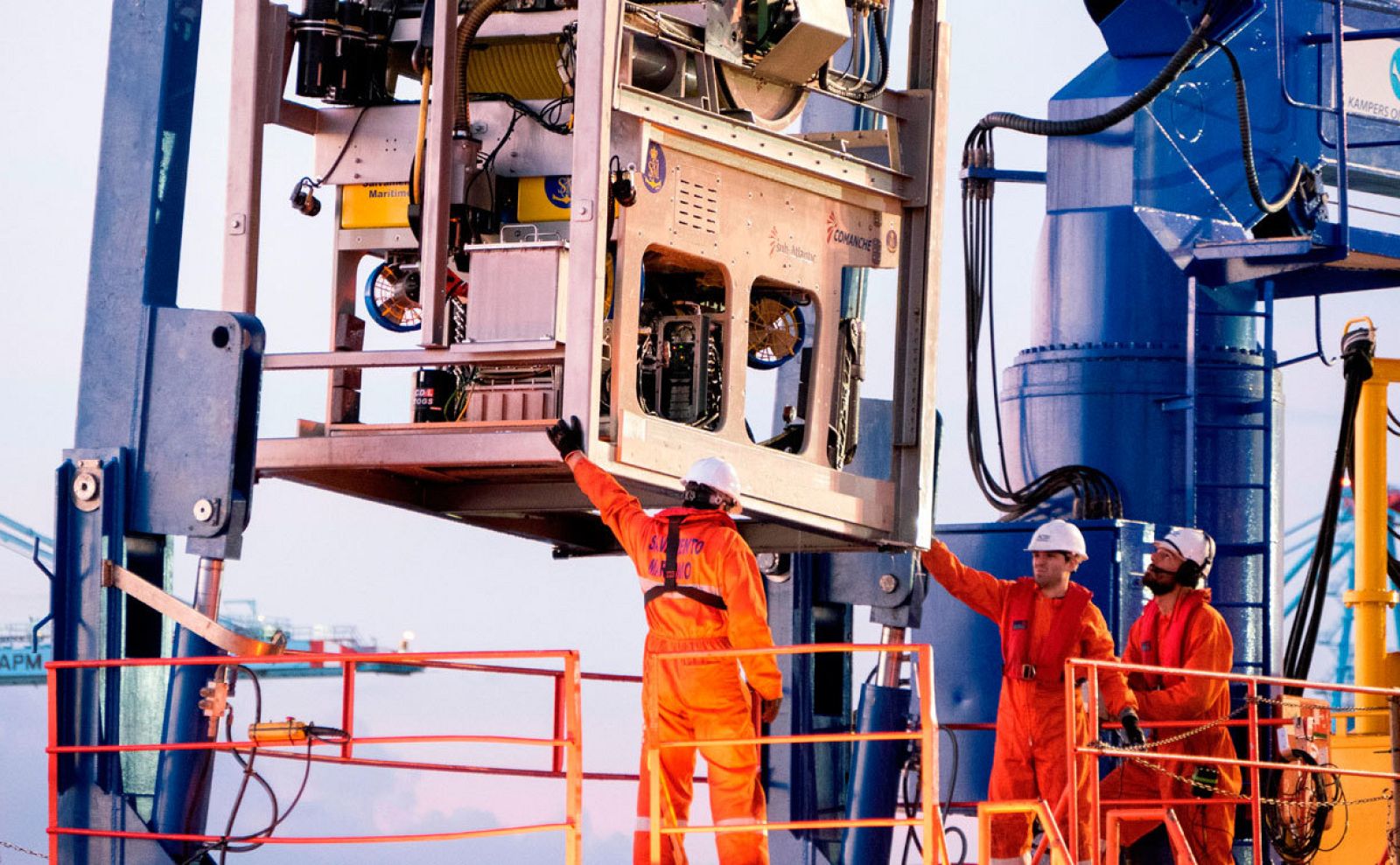 Varios operarios trabajan en la instalación del sonar del Instituto Español de Oceanografía y del robot submarino en el barco "Clara Campoamor", de Salvamento Marítimo