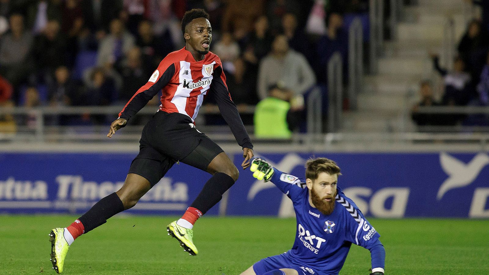 El delantero del Athletic Iñaki Williams (i) tras batir al portero del CD Tenerife Adrián Ortolá durante el partido de Copa del Rey 