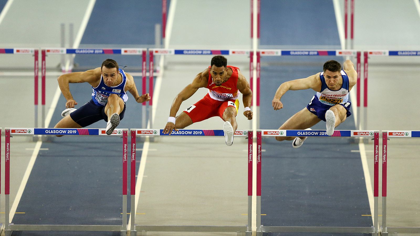  (I-D) Milan Trajkovic de Chipre, Orlando Ortega de España y Andy Pozzi de Bran Bretaña, compiten durante el Europeo de atletismo indoor de 2019