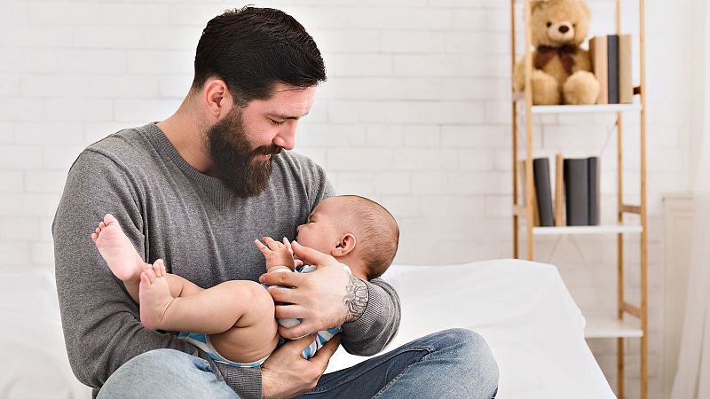 El permiso de paternidad es ya de doce semanas y en 2021 se equiparará al de maternidad, con 16