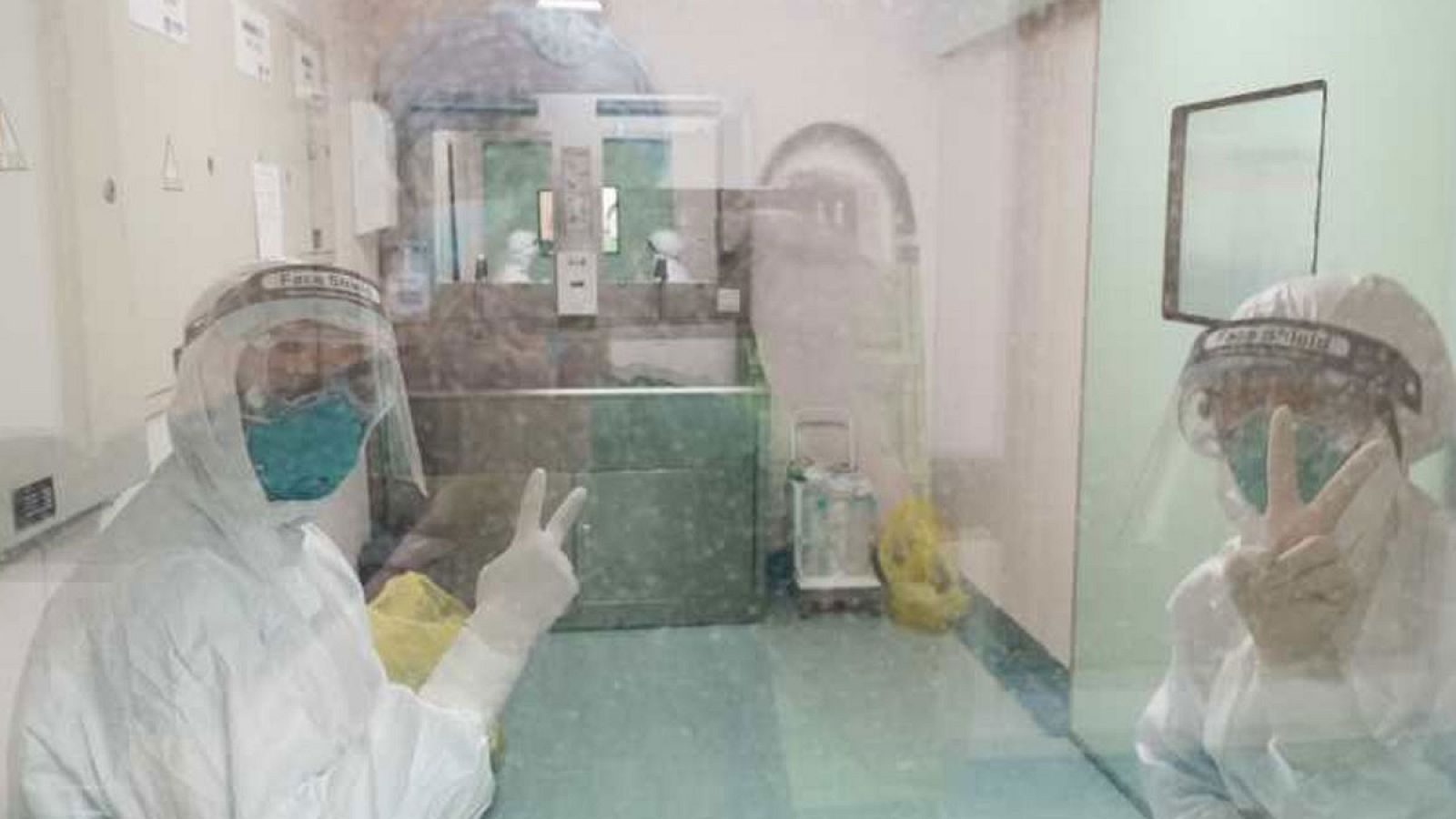 Imagen de personal médico en el interior del Hospital Central de Wuhan, China, el 25 de enero de 2020.