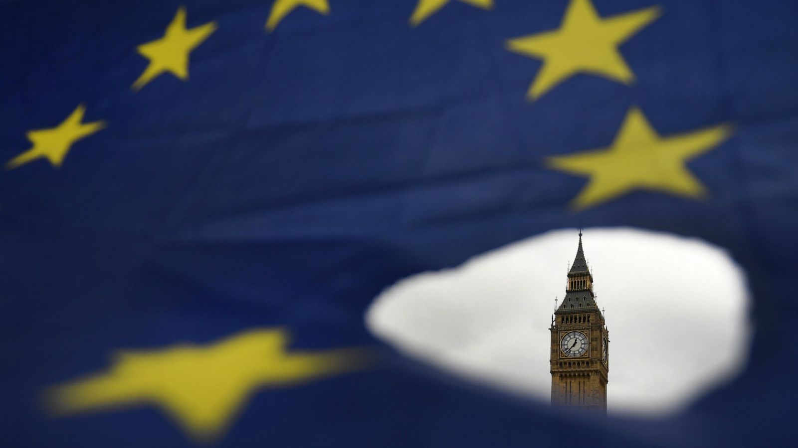 La bandera resquebrajada de la Unión Europea deja ver el big Ben de Londres. EFE