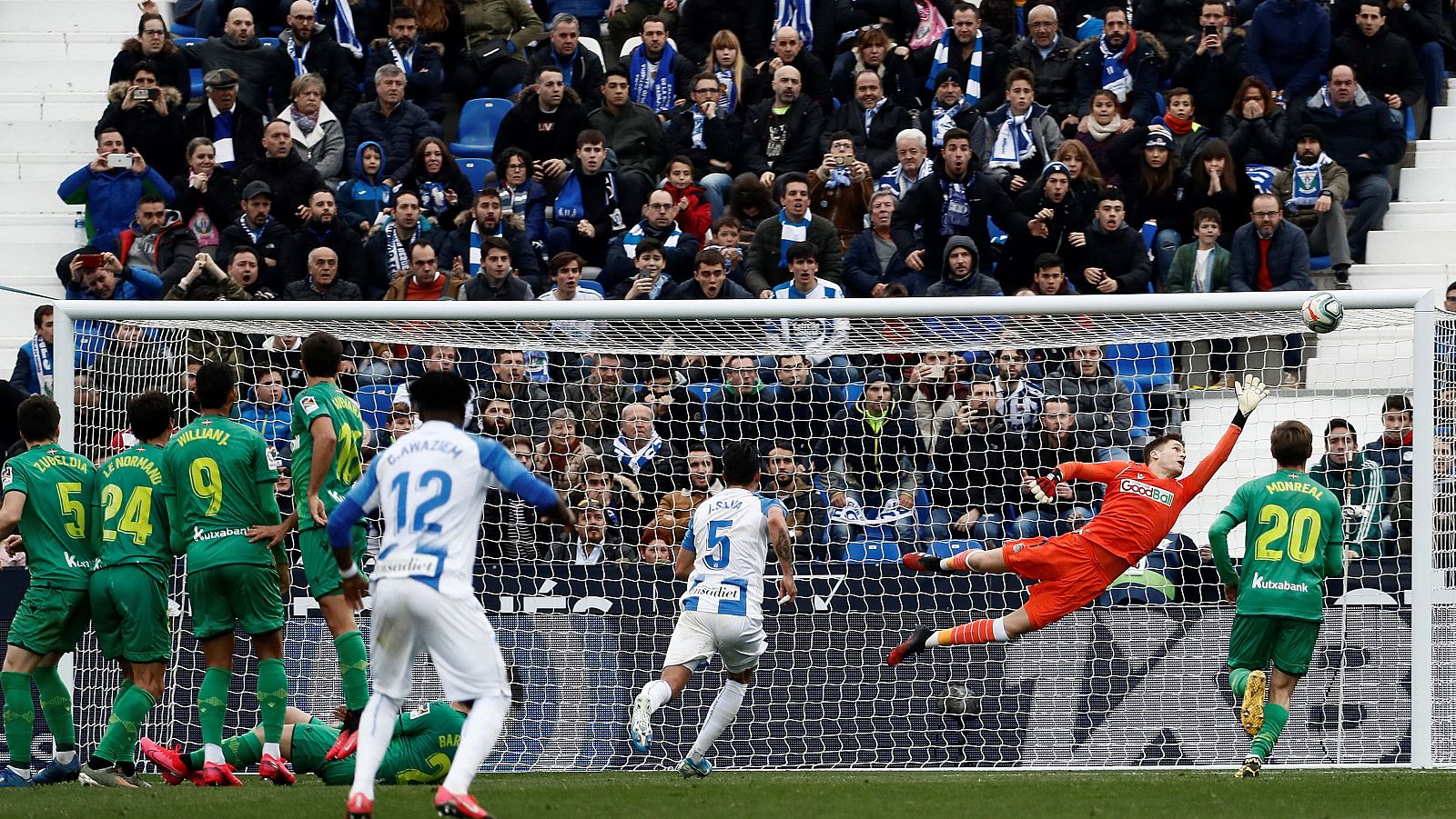 Momento del gol de la victoria del delantero Óscar Rodríguez en el tiempo de descuento ante la Real Sociedad.