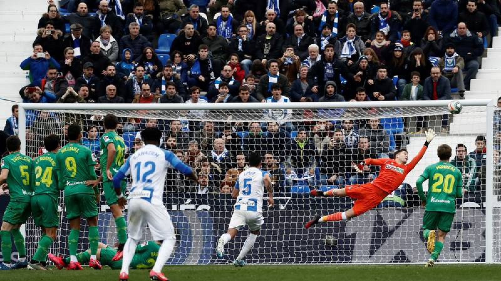 Momento del gol de la victoria del delantero Óscar Rodríguez en el tiempo de descuento ante la Real Sociedad.