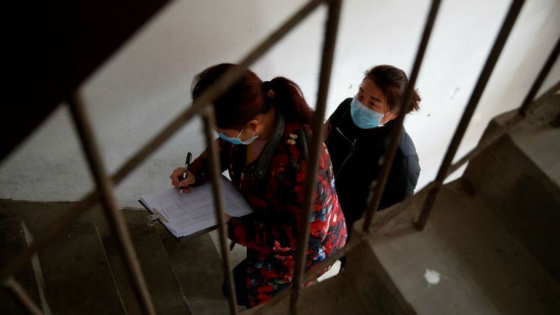 En la provincia china de Jiangxi, los vecinos se han organizado para pedir, uno por uno, un registro de sus últimos viajes.