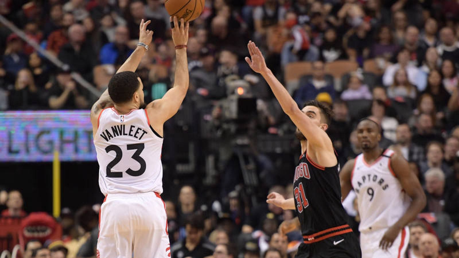 Van Vleet anota ante Chicago, observado de fondo por Ibaka.
