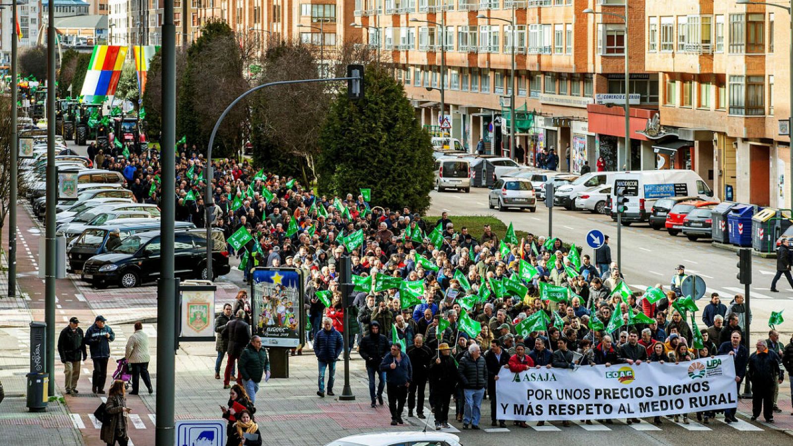 Agricultores y ganaderos participan en una manifestación bajo el lema "En defensa de su futuro" en Burgos.