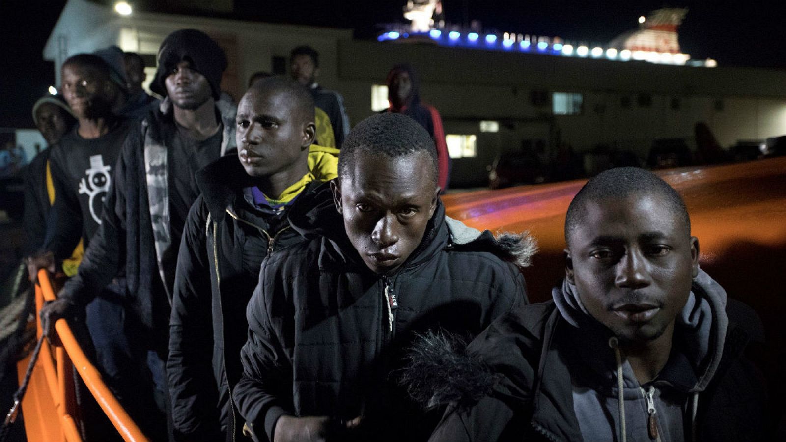 Llegada al puerto de Motril, en Granada, de 66 personas, entre ellas nueve mujeres y al menos tres menores, que han sido rescatados unas 32 millas al sur de Motril por Salvamento Marítimo.
