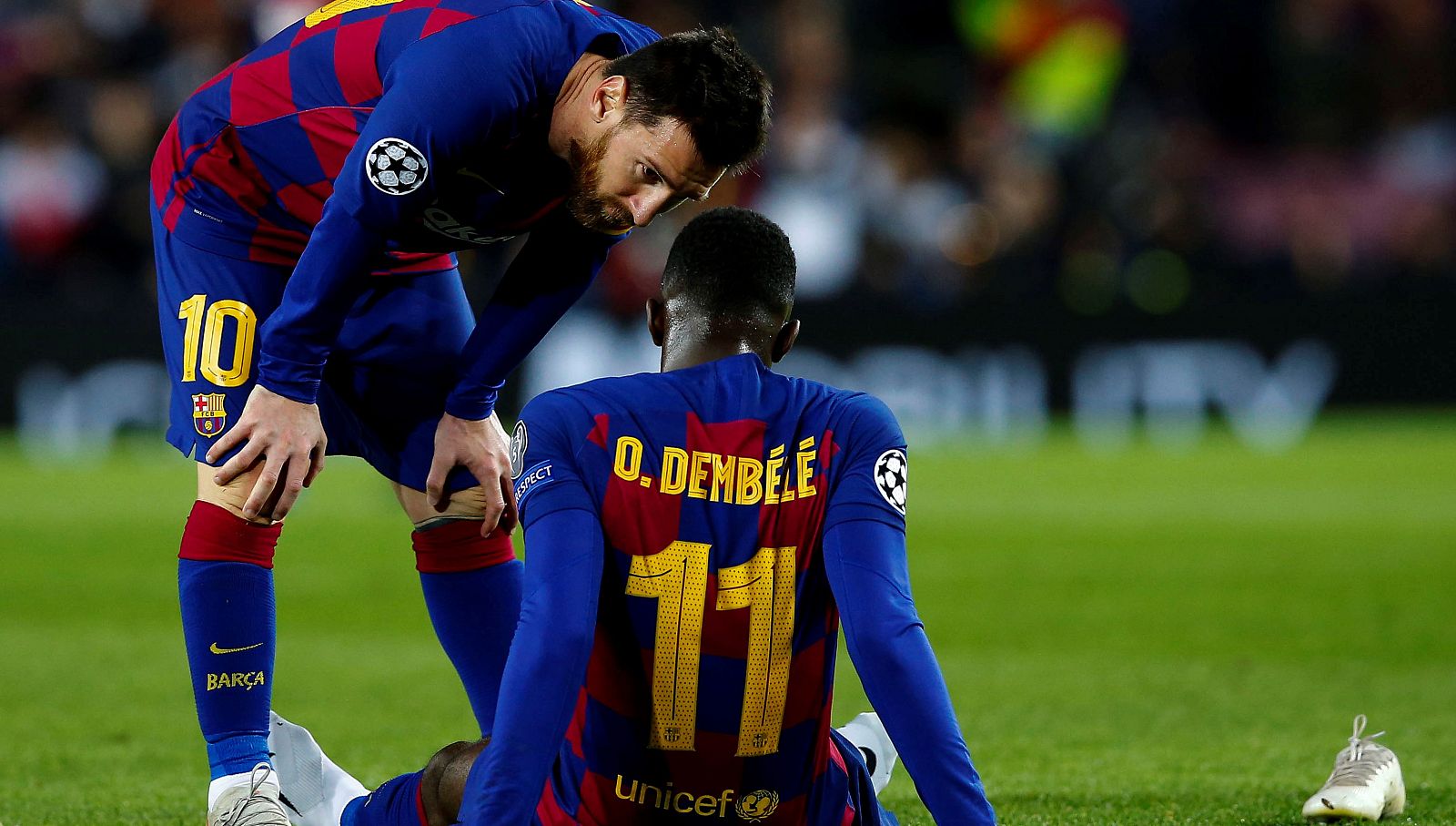 El delantero francés del FC Barcelona, Ousmane Dembélé (d), conversa con su compañero Leonel Messi (i) antes de ser sustituido aquejado de unas molestias