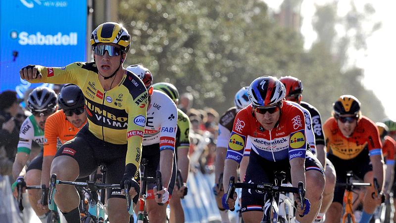 El ciclista holandés Dylan Groenewegen se impone celebra su victoria al esprint en Villarreal.
