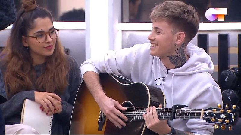 Hugo, uno de los que le ha cantado sus canciones a Pancho Varona, en la clase de composición que les ha dado en la Academia de OT 2020