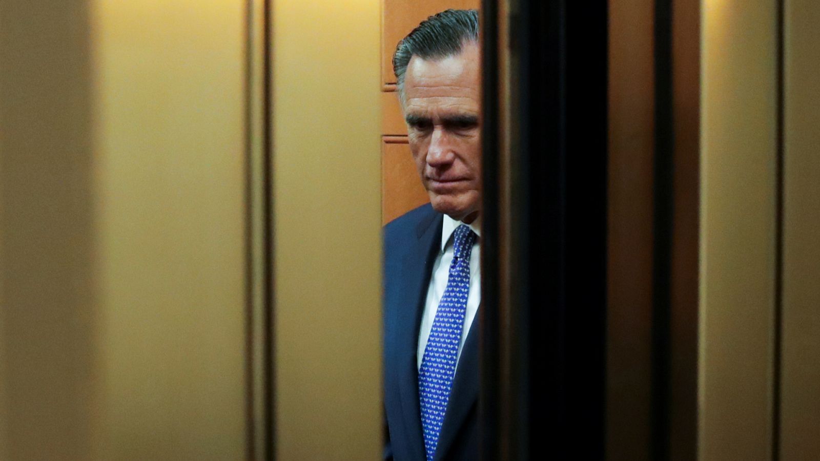 El senador republicano Mitt Romney votó a favor de destituir a Donald Trump, de su mismo partido