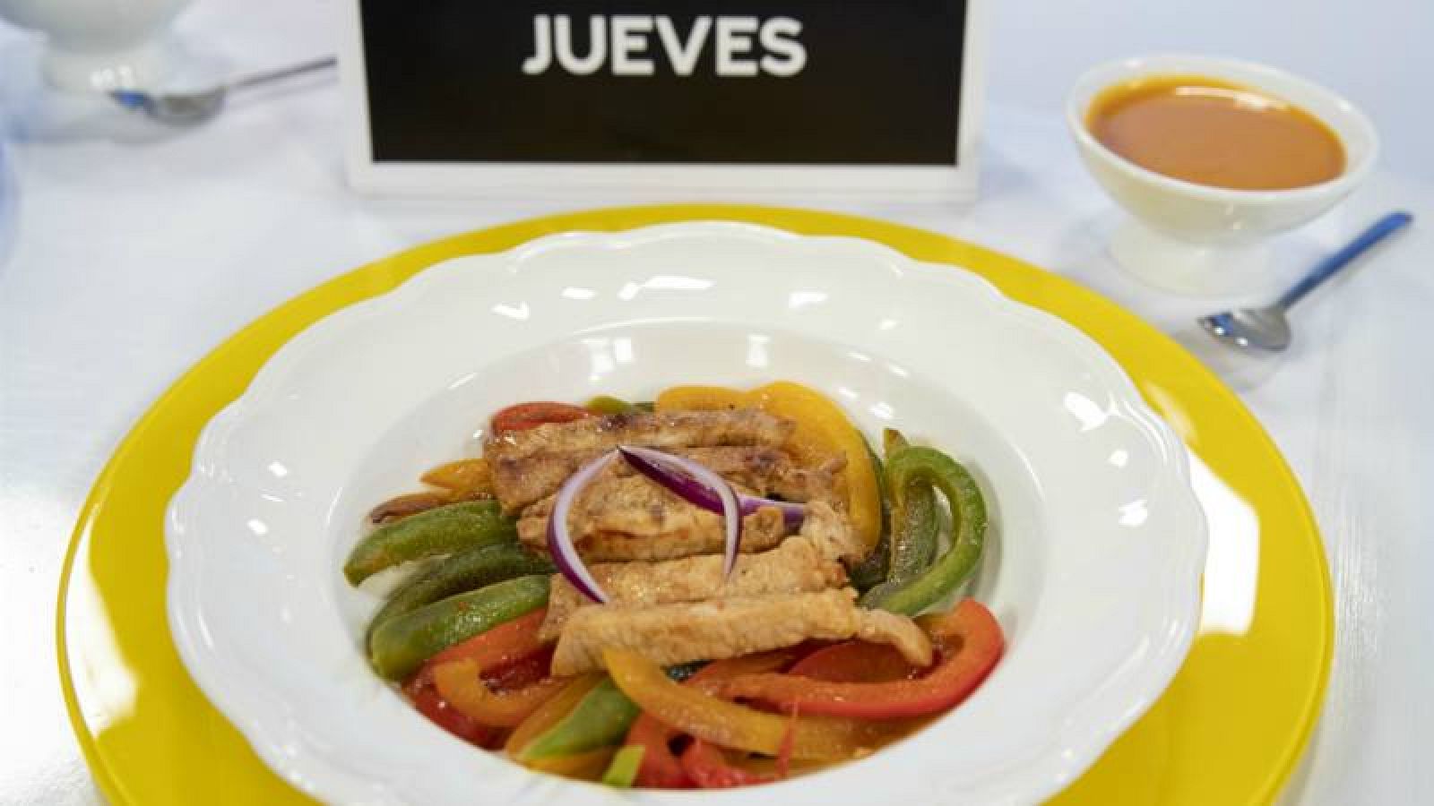 Cerdo con salsa mostaza y zanahoria con pimientos 