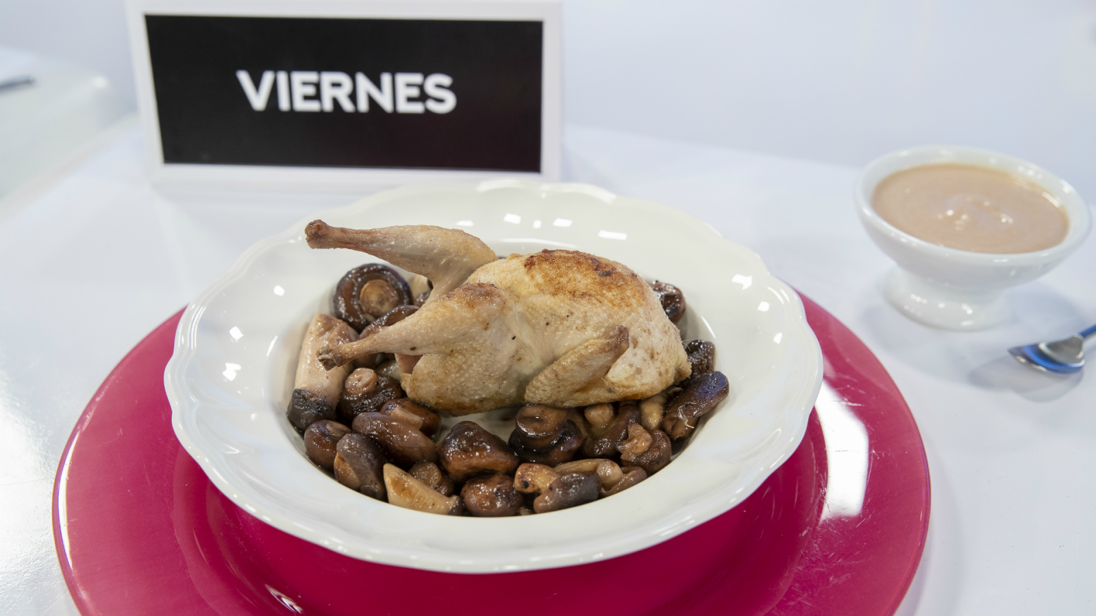 Codornices guisadas con setas y salsa de verduras y manzana