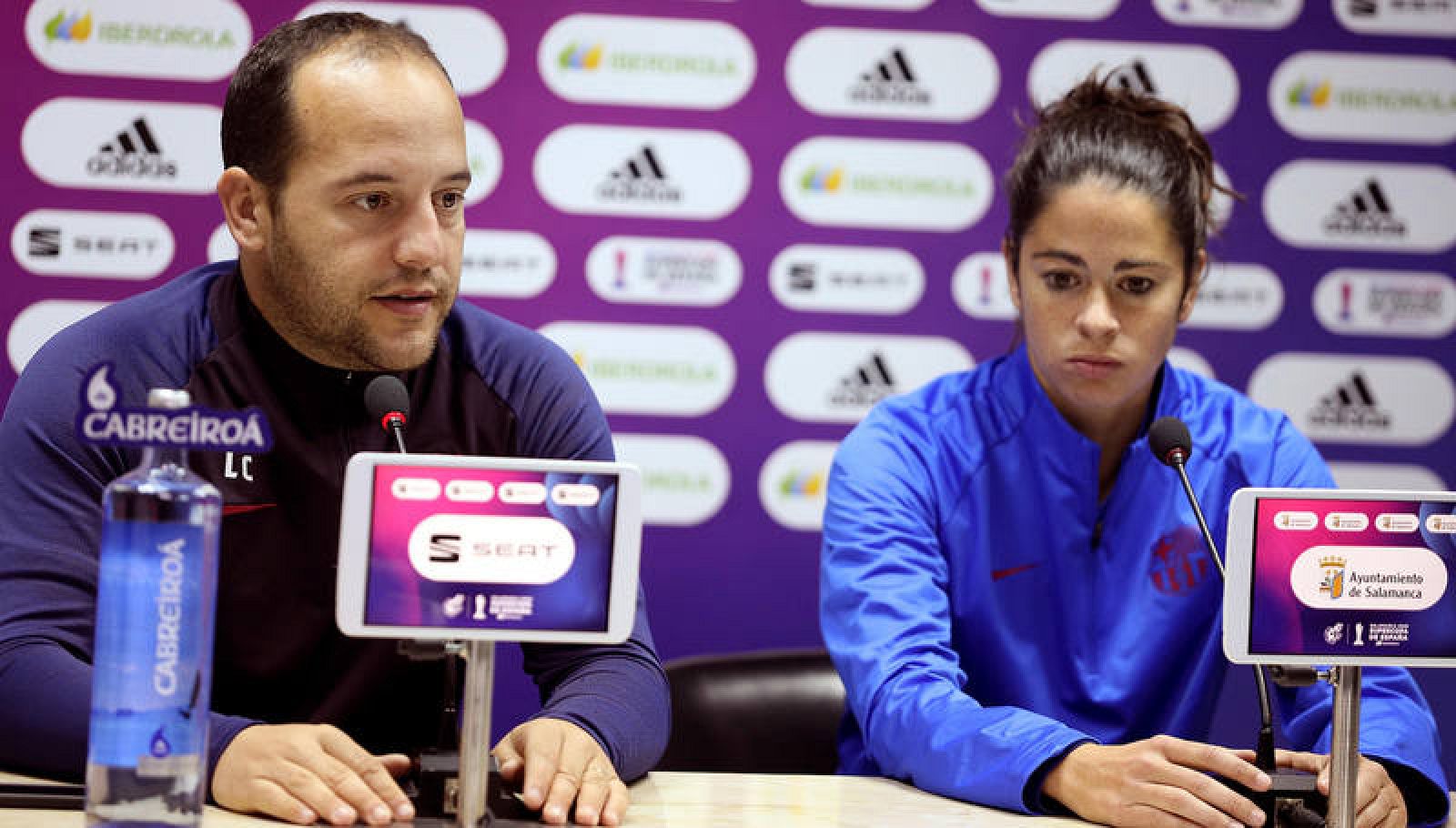 El entrenador del Barcelona femenino, Lluis Cortés, y la capitana del equipo Marta Torrejón.