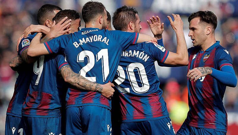 Los jugadores del Levante celebran el gol del delantero Roger Martí ante el Leganés.