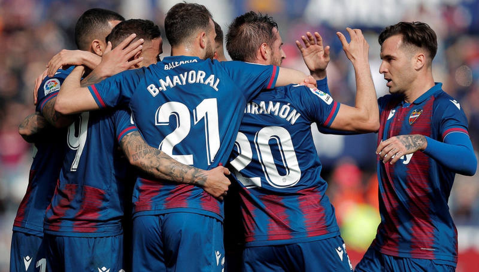 Los jugadores del Levante celebran el gol del delantero Roger Martí ante el Leganés.